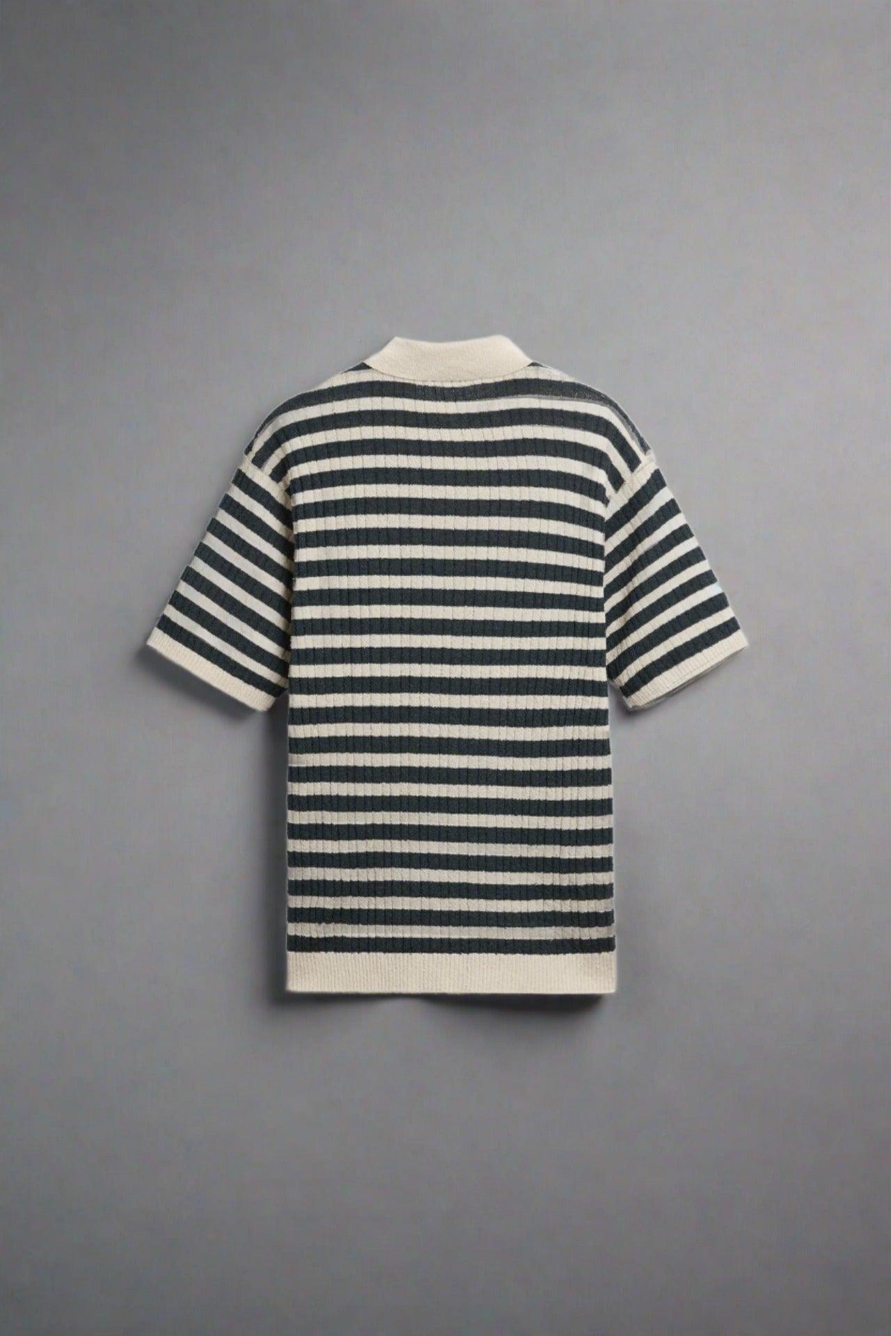Klassisches gestreiftes Strickpolo