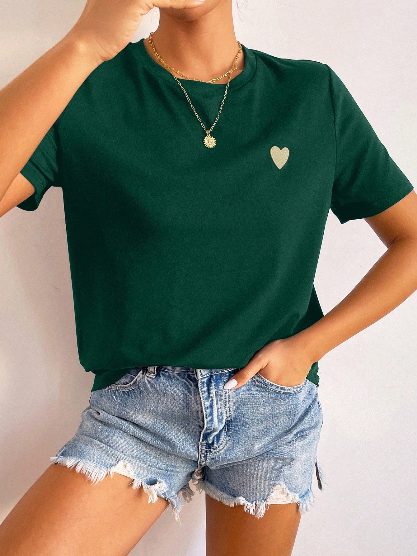 Basic Damen T-Shirt mit Herz-Detail – Minimalistisch, Casual & Kombinationsstark
