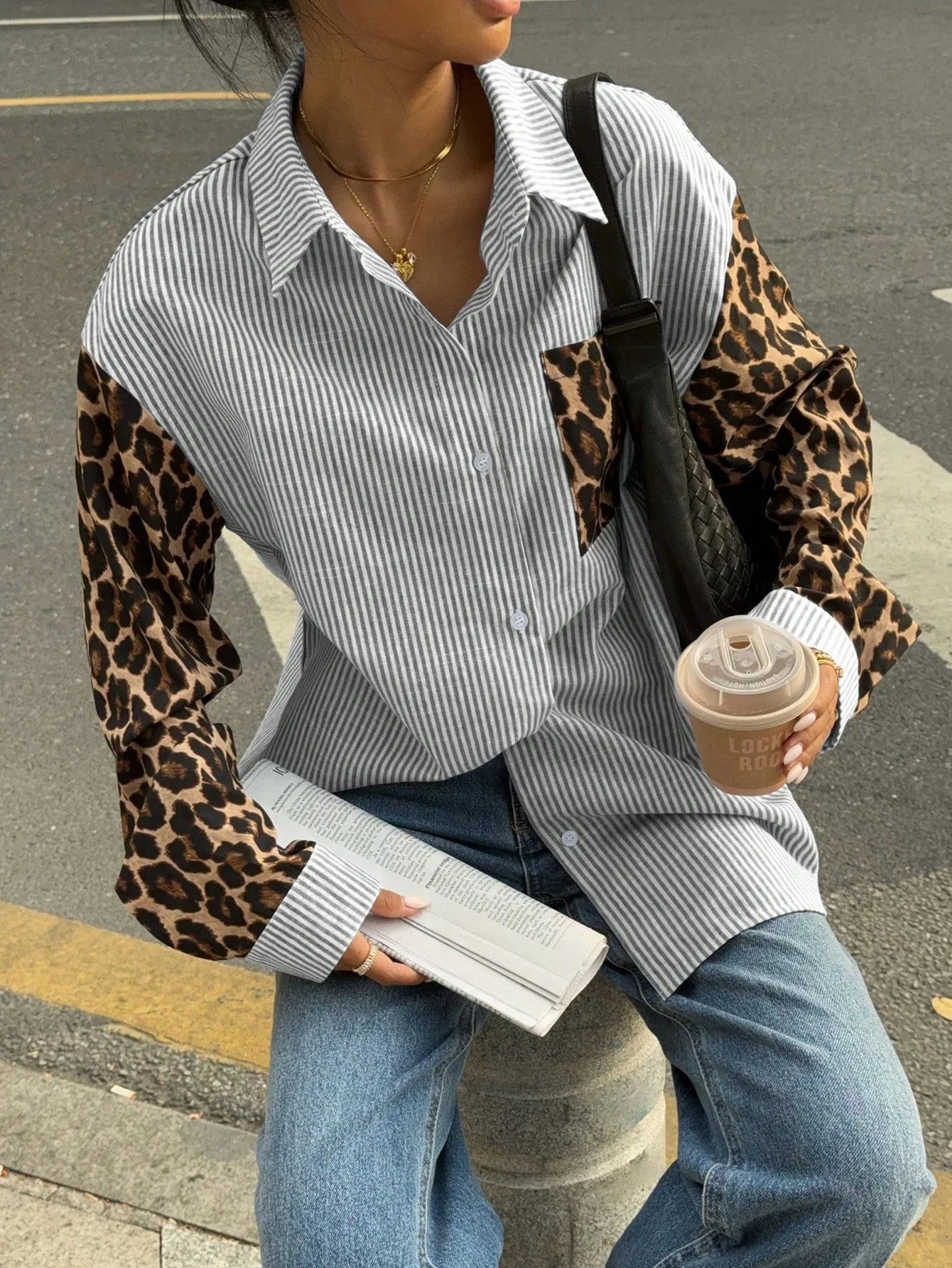 Gestreifte Damenbluse mit Leo-Details – Auffällig, Lässig & Streetstyle-ready
