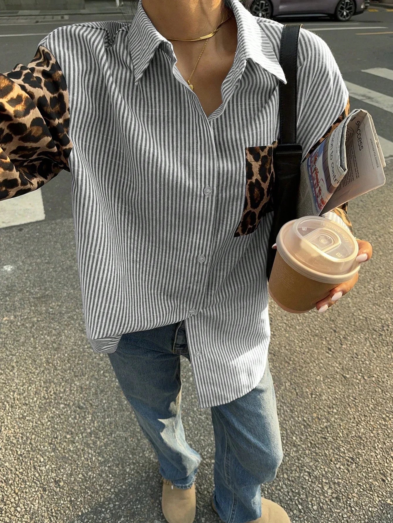 Gestreifte Damenbluse mit Leo-Details – Auffällig, Lässig & Streetstyle-ready