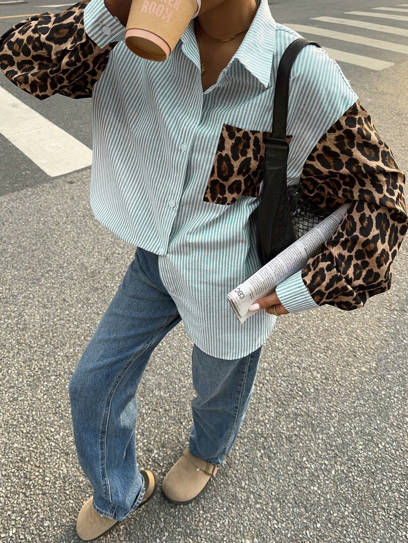 Gestreifte Damenbluse mit Leo-Details – Auffällig, Lässig & Streetstyle-ready
