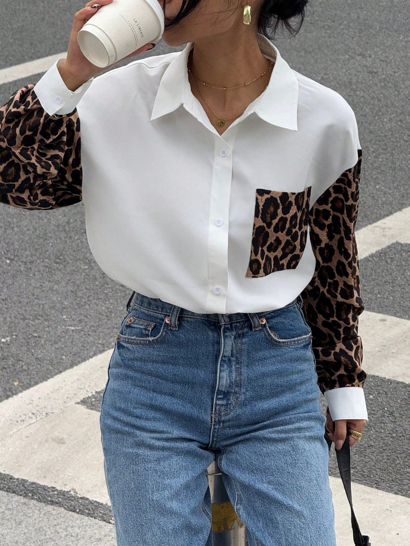 Gestreifte Damenbluse mit Leo-Details – Auffällig, Lässig & Streetstyle-ready