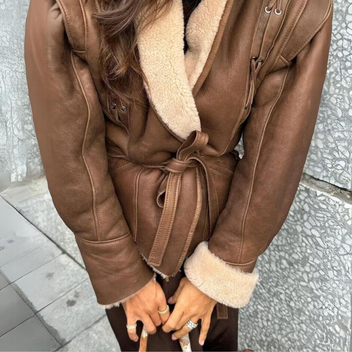 Paloma | Stylische Kunstlederjacke mit Teddy-Futter und Schnürdetails