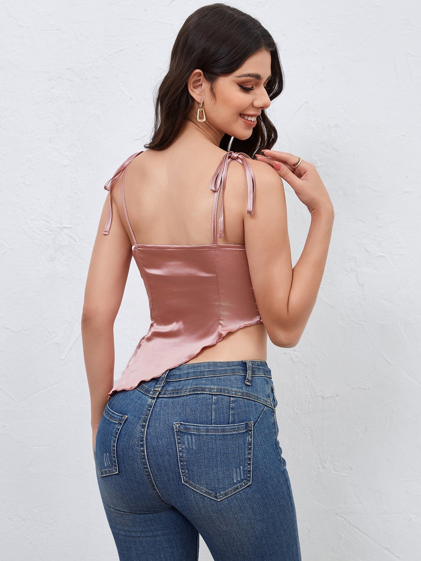 Erika | Kurzes rosa Satin-Top mit asymmetrischem Schnitt und Schnürung
