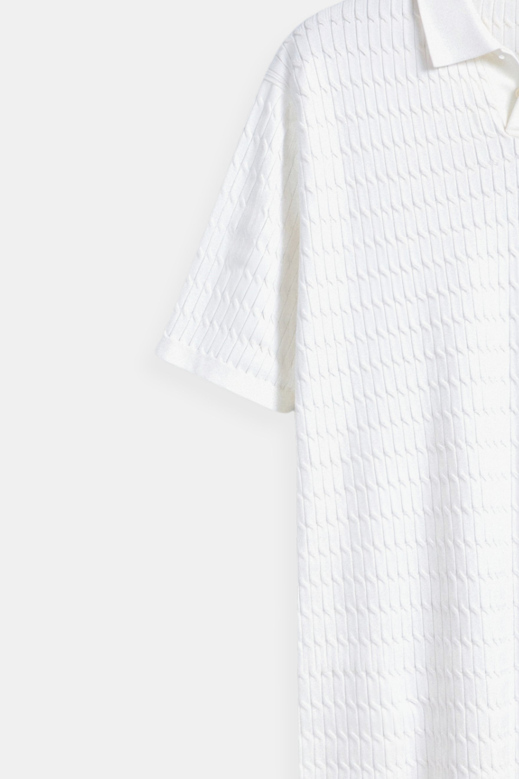 Weißes Strick-Poloshirt mit Strukturmuster