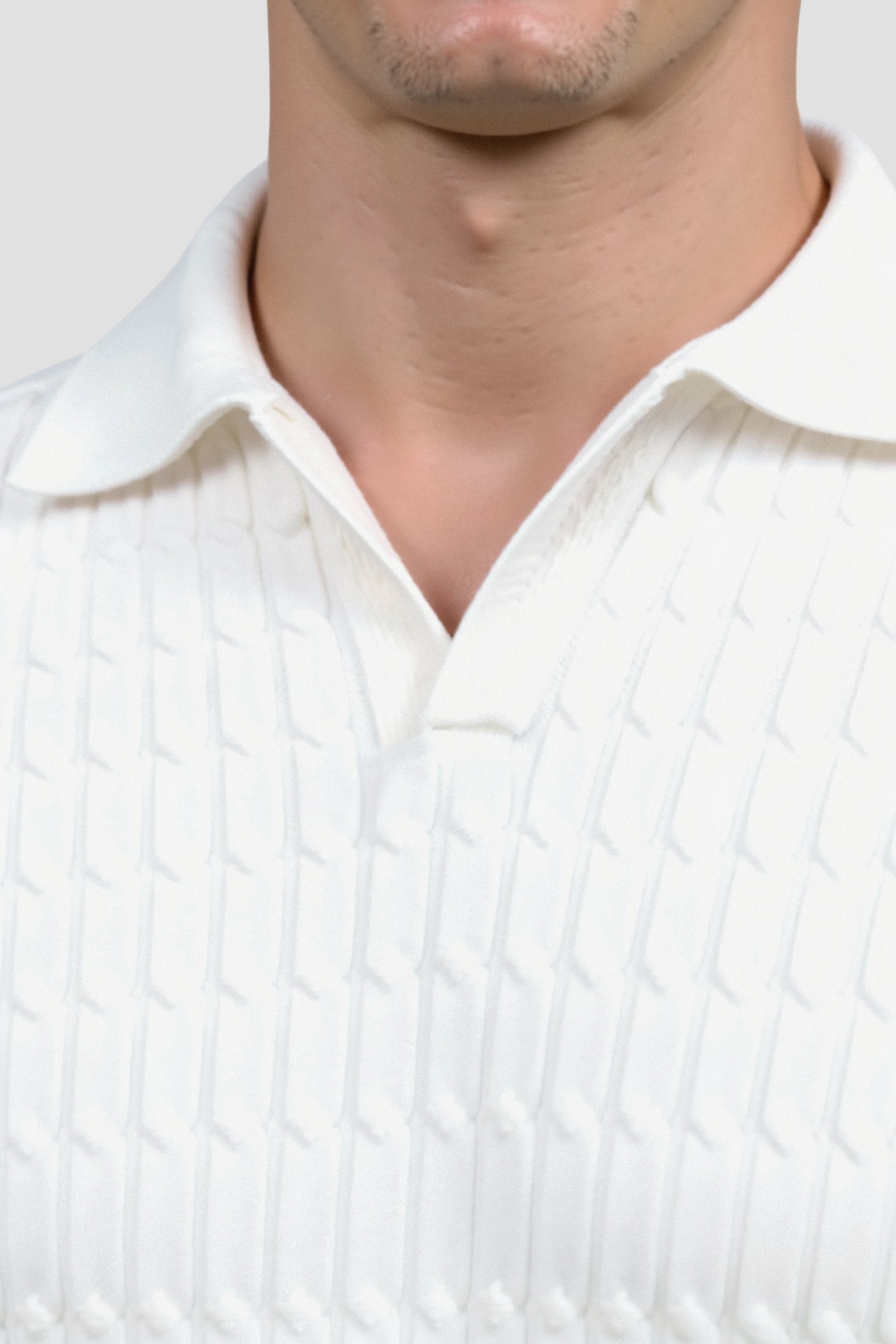 Weißes Strick-Poloshirt mit Strukturmuster