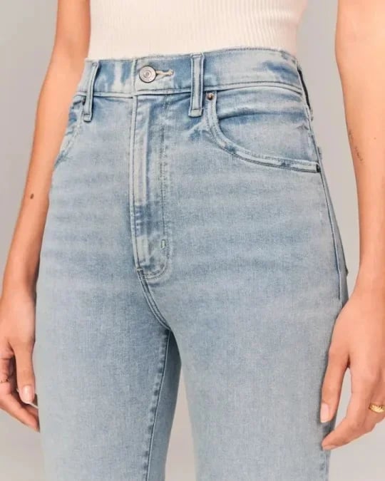 High-Waist Schlagjeans mit Retro-Flair und zeitlosem Schnitt