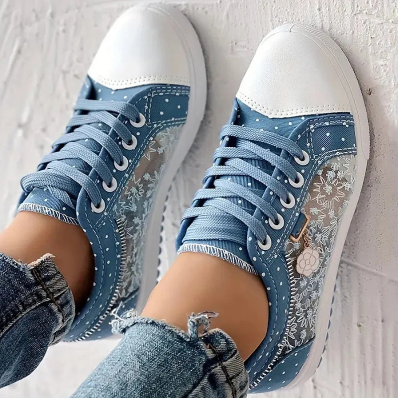 Sneaker mit Mesh-Einsätzen, Blumenstickerei und Zieranhänger