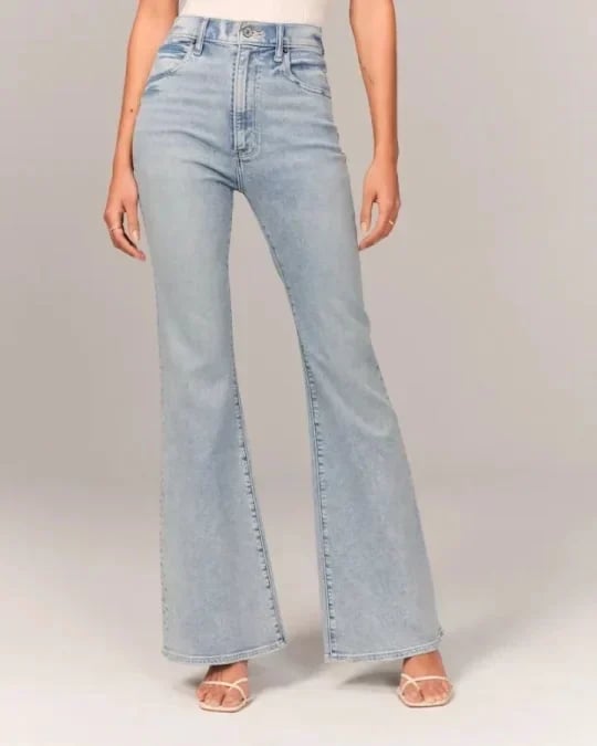 High-Waist Schlagjeans mit Retro-Flair und zeitlosem Schnitt