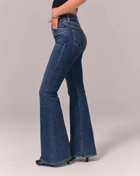 High-Waist Schlagjeans mit Retro-Flair und zeitlosem Schnitt