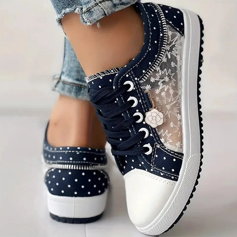 Sneaker mit Mesh-Einsätzen, Blumenstickerei und Zieranhänger