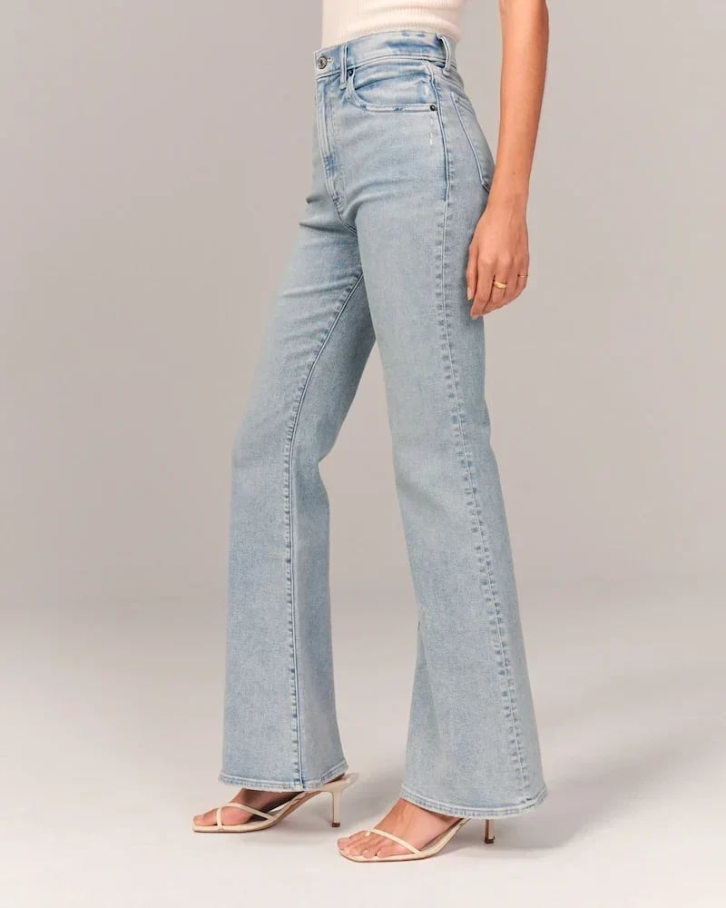 High-Waist Schlagjeans mit Retro-Flair und zeitlosem Schnitt