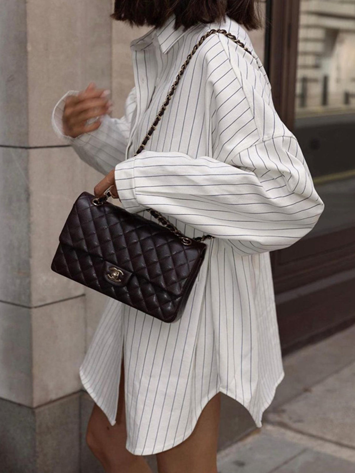 Weißes oversized Hemdkleid mit Streifen – Streetstyle-Look
