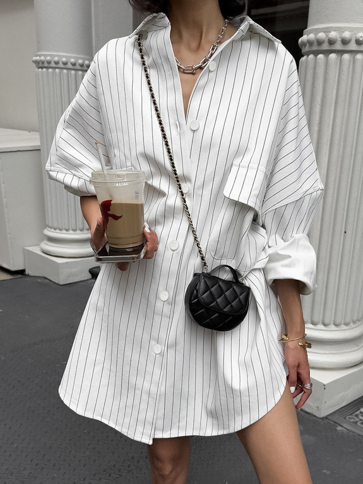 Weißes oversized Hemdkleid mit Streifen – Streetstyle-Look
