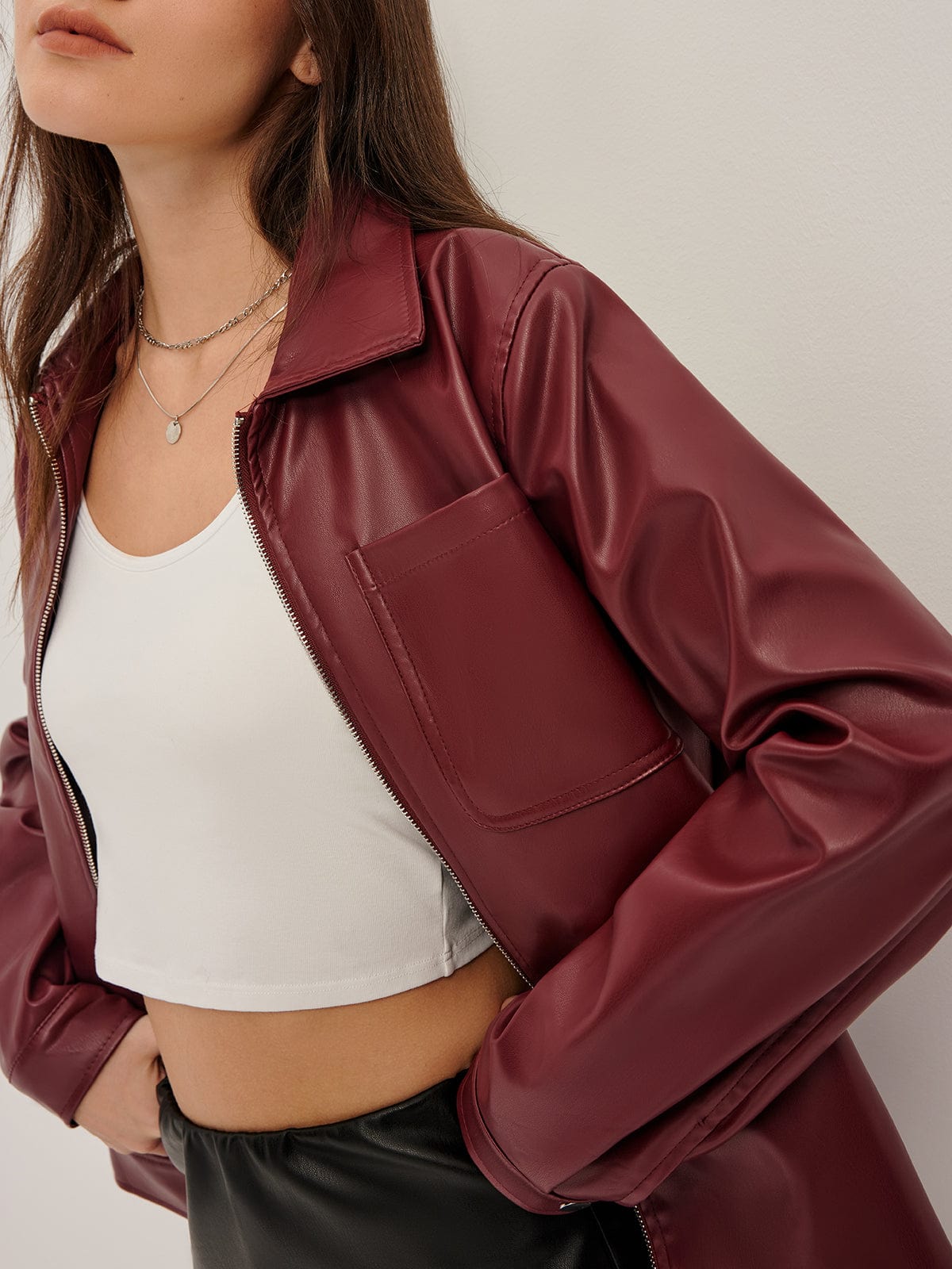 Bordeauxrote Kunstlederjacke