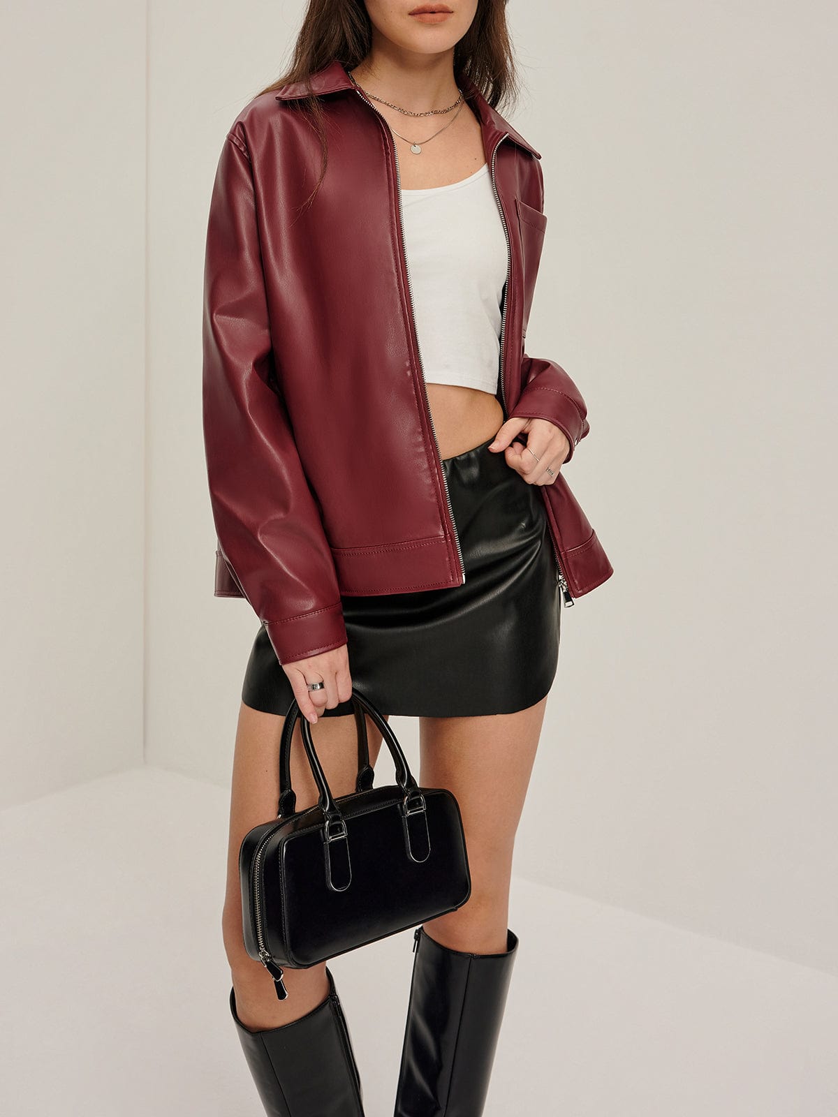 Bordeauxrote Kunstlederjacke