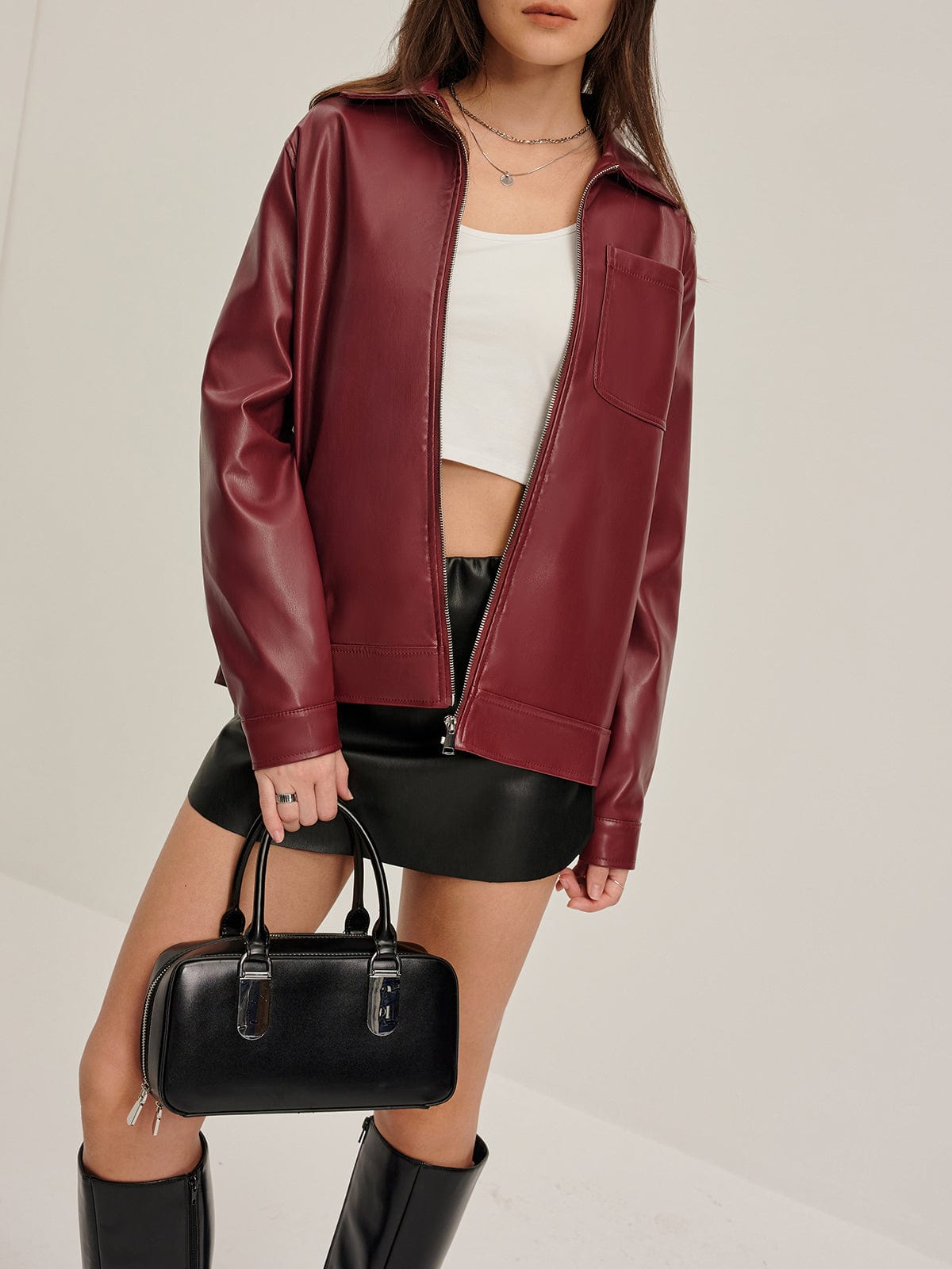 Bordeauxrote Kunstlederjacke