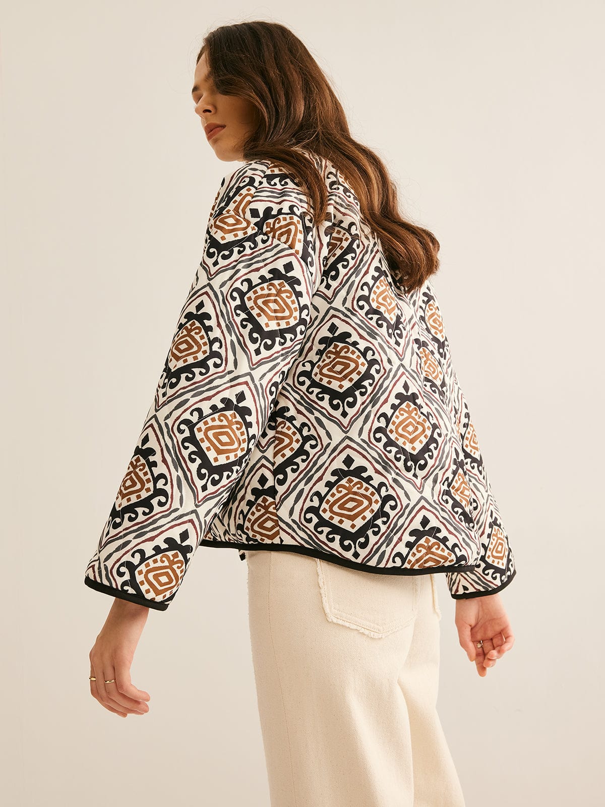 Steppjacke mit Ethno-Muster und Oversized-Schnitt