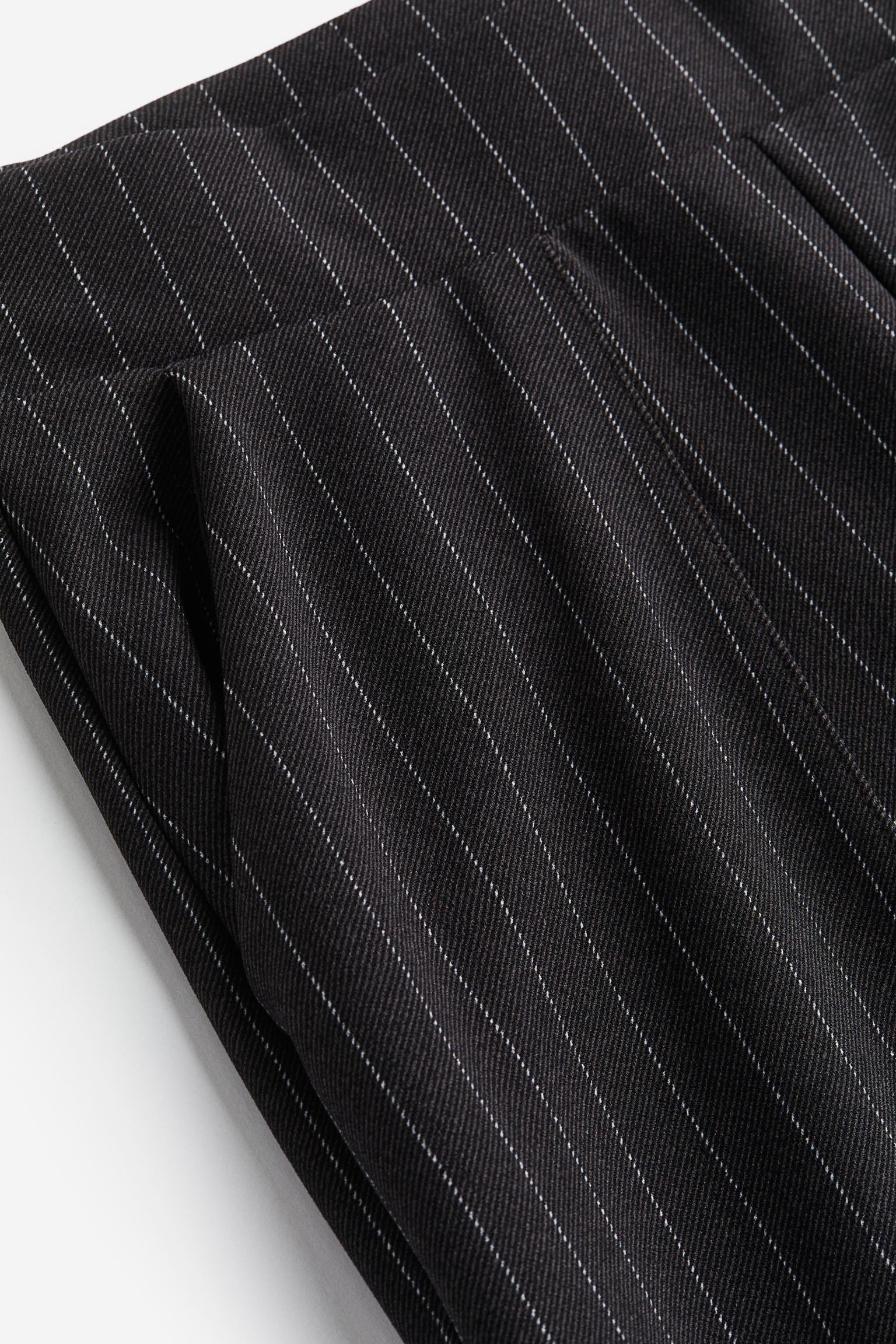 Luftige Damenhose mit weitem Schnitt und Bundfalten