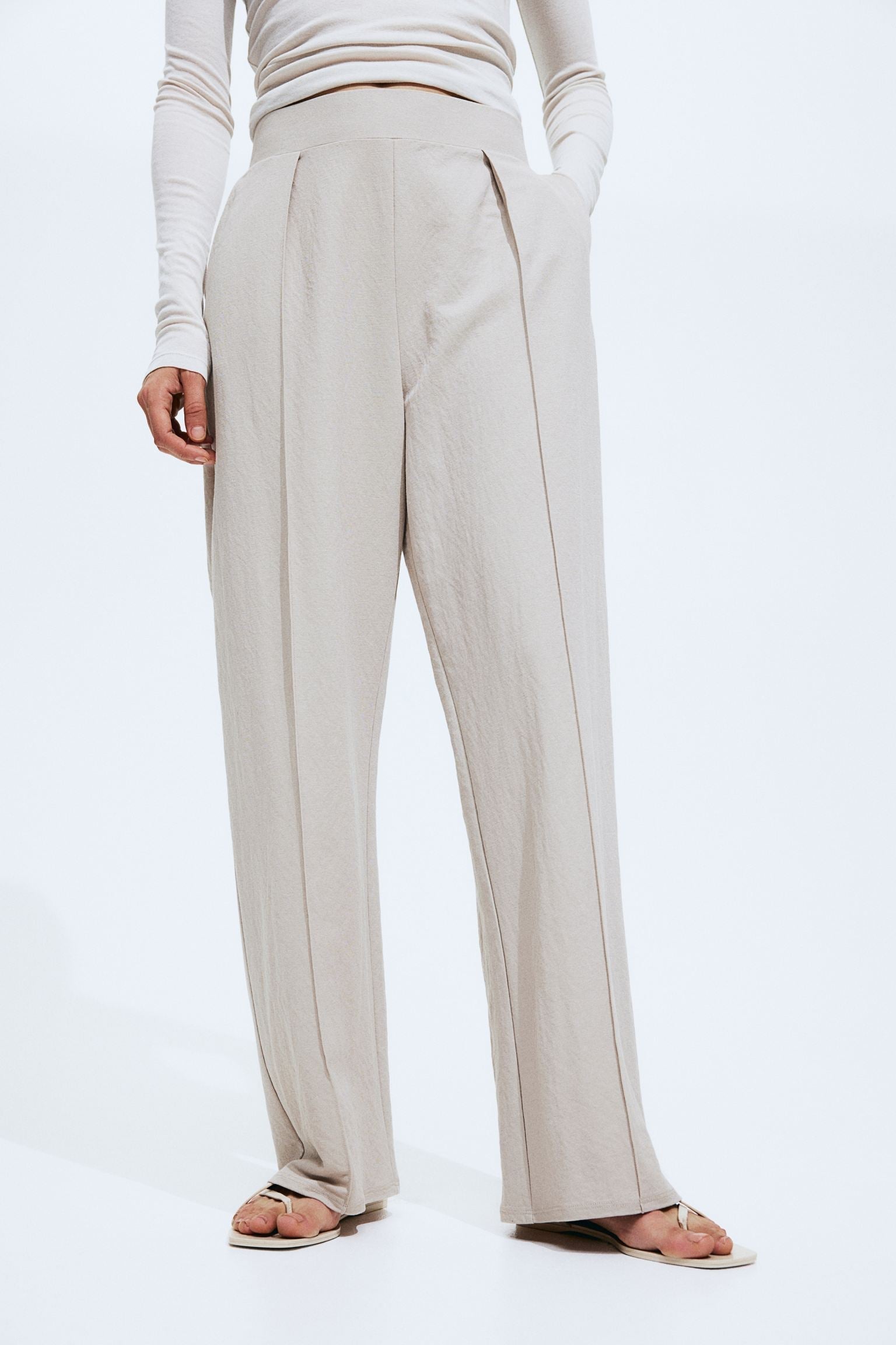 Luftige Damenhose mit weitem Schnitt und Bundfalten