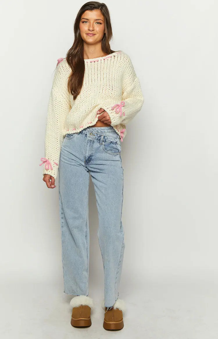Bea | One Shoulder Chunky Knit Pullover mit rosa Kontrastband Schleife Akzente