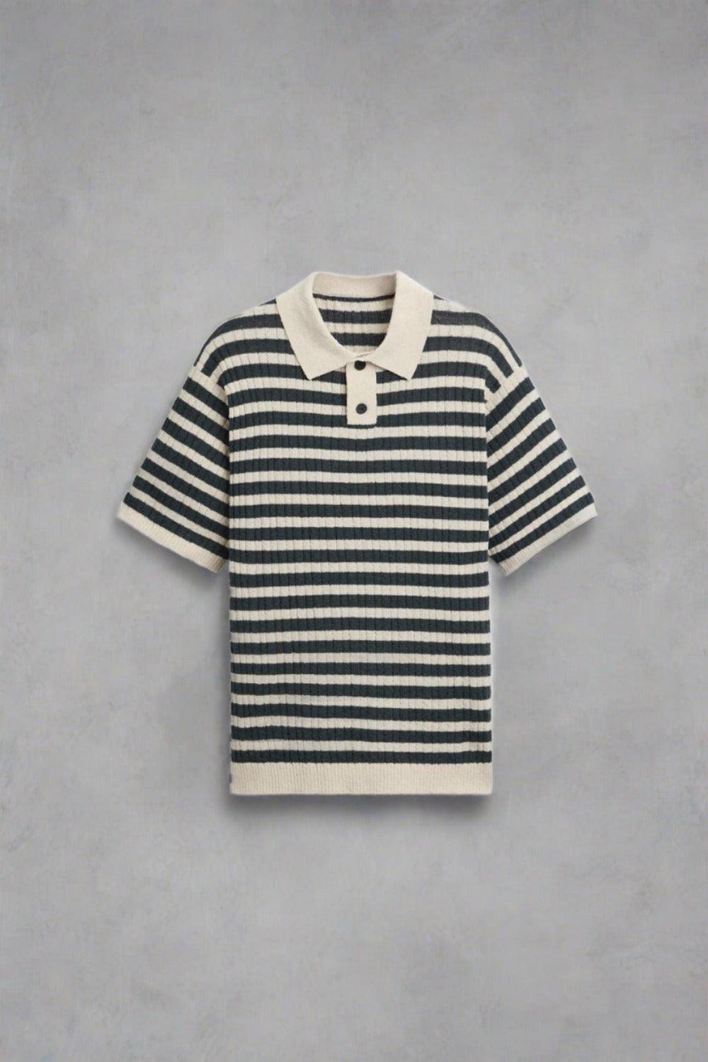 Klassisches gestreiftes Strickpolo