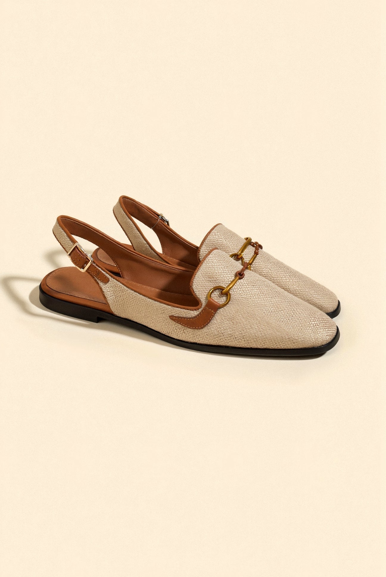 Beige und Braun Slingback-Loafer mit Kettenverzierung