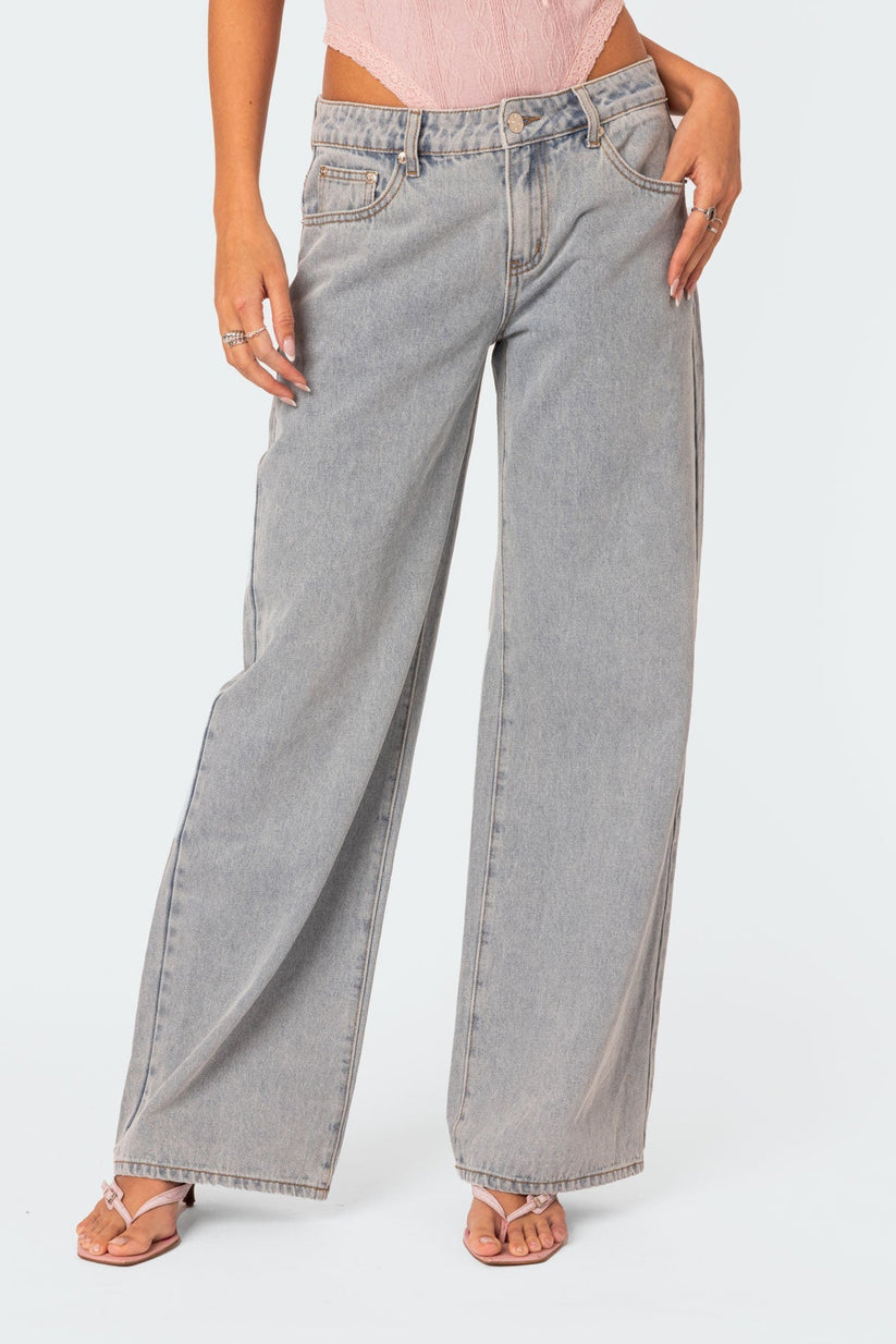 Trendige Wide-Leg Jeans mit verspielten Stickereien und modernem Schnitt