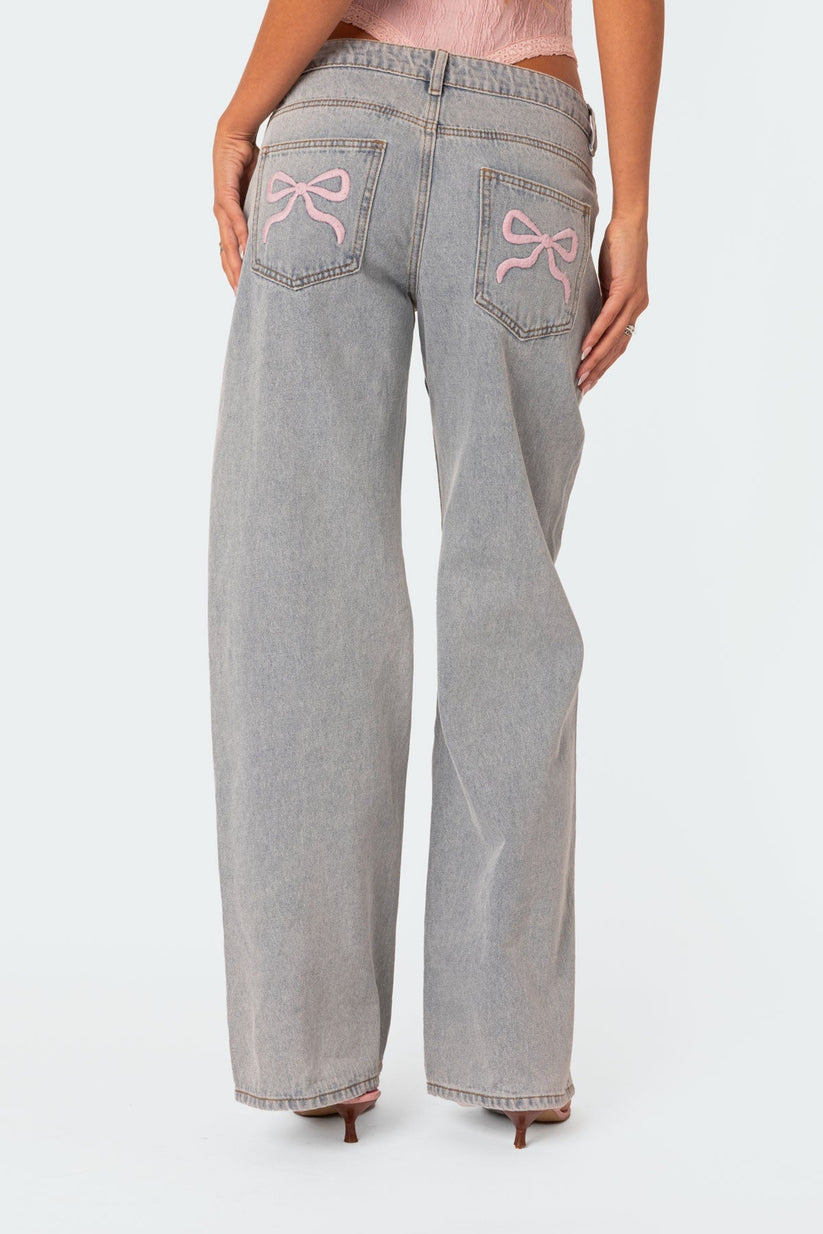 Trendige Wide-Leg Jeans mit verspielten Stickereien und modernem Schnitt