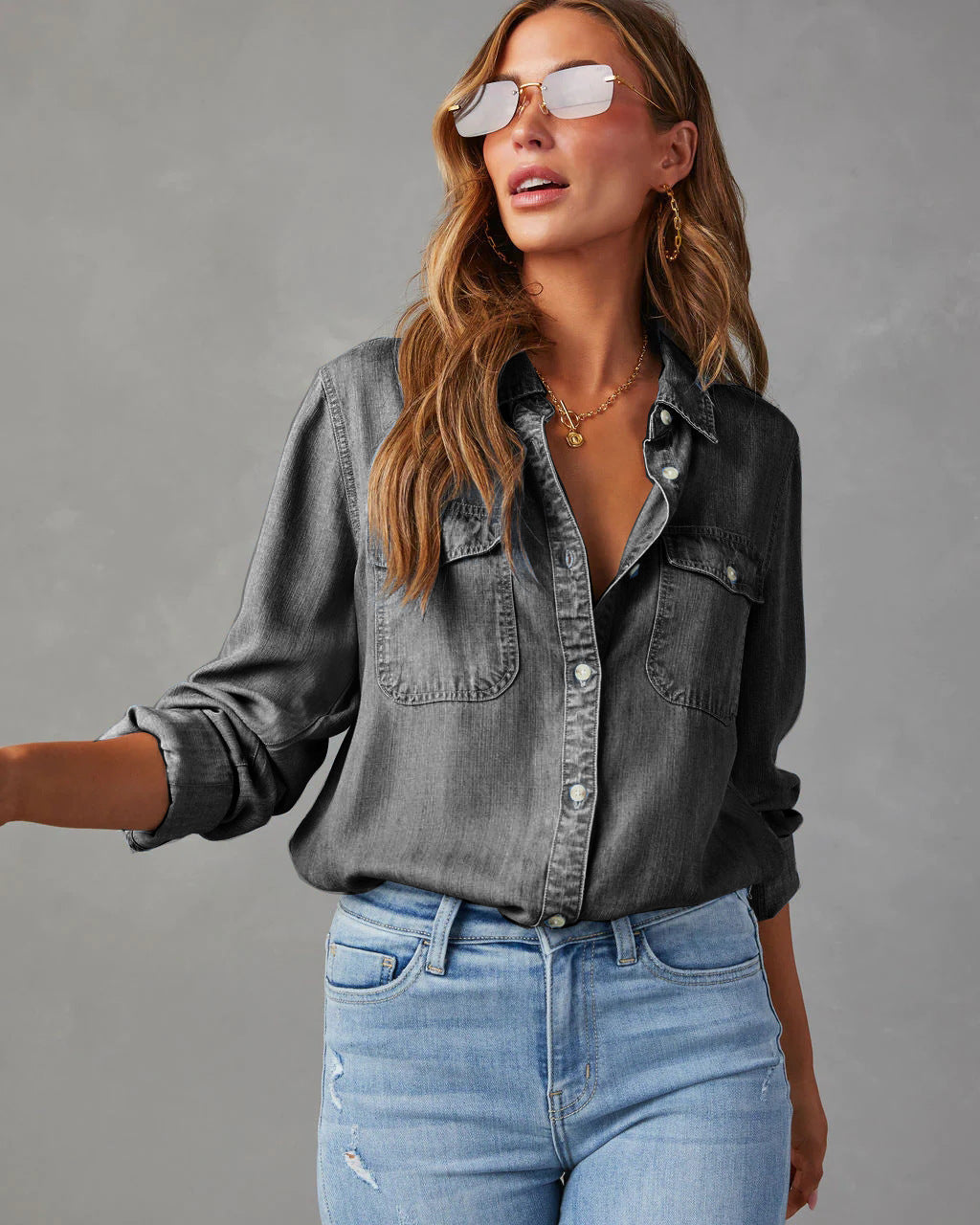 Damen Jeanshemd mit Brusttaschen – Lässiger Stil und entspannter Tragekomfort