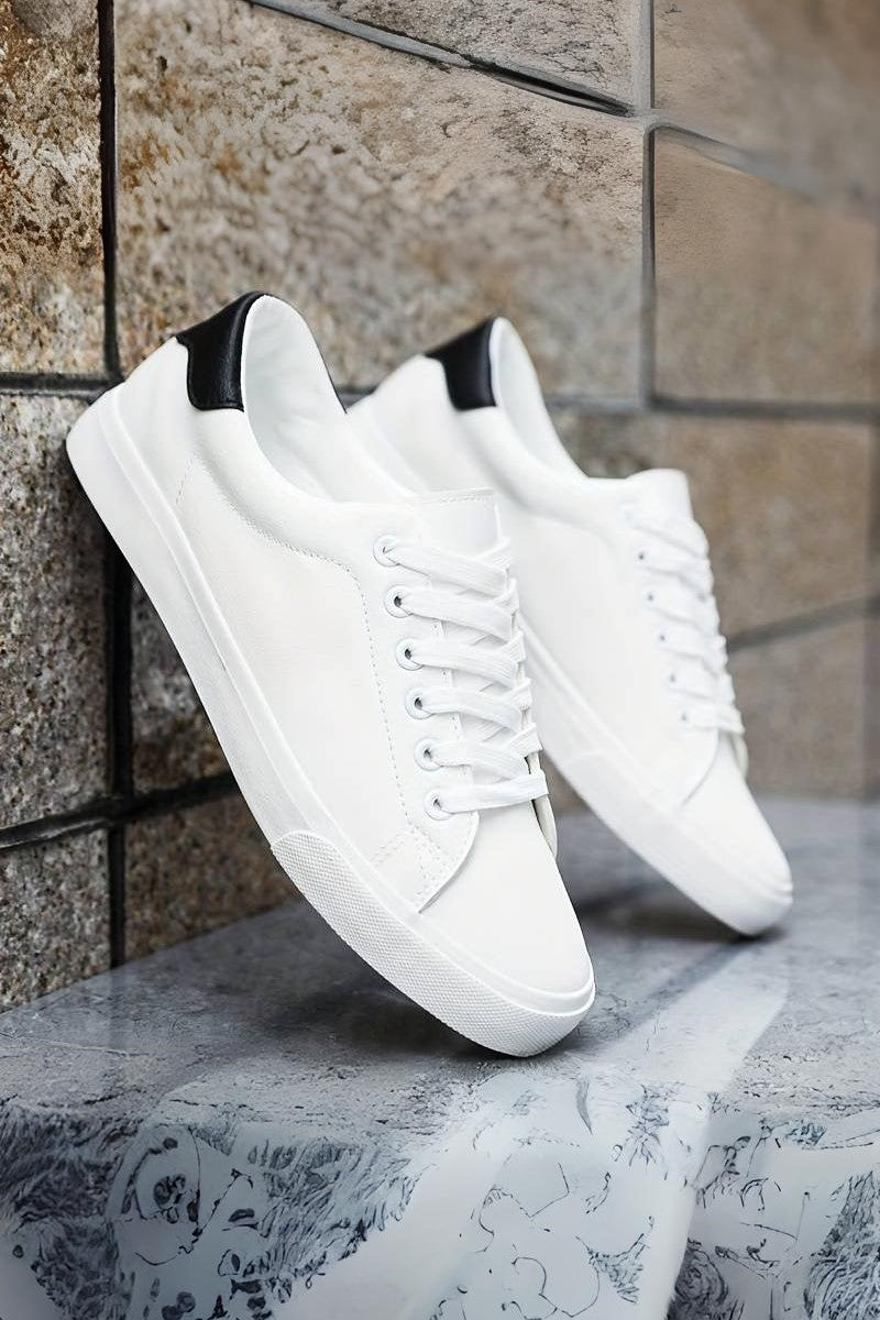 Weiße Sneaker – Schlichte Eleganz und Vielseitigkeit