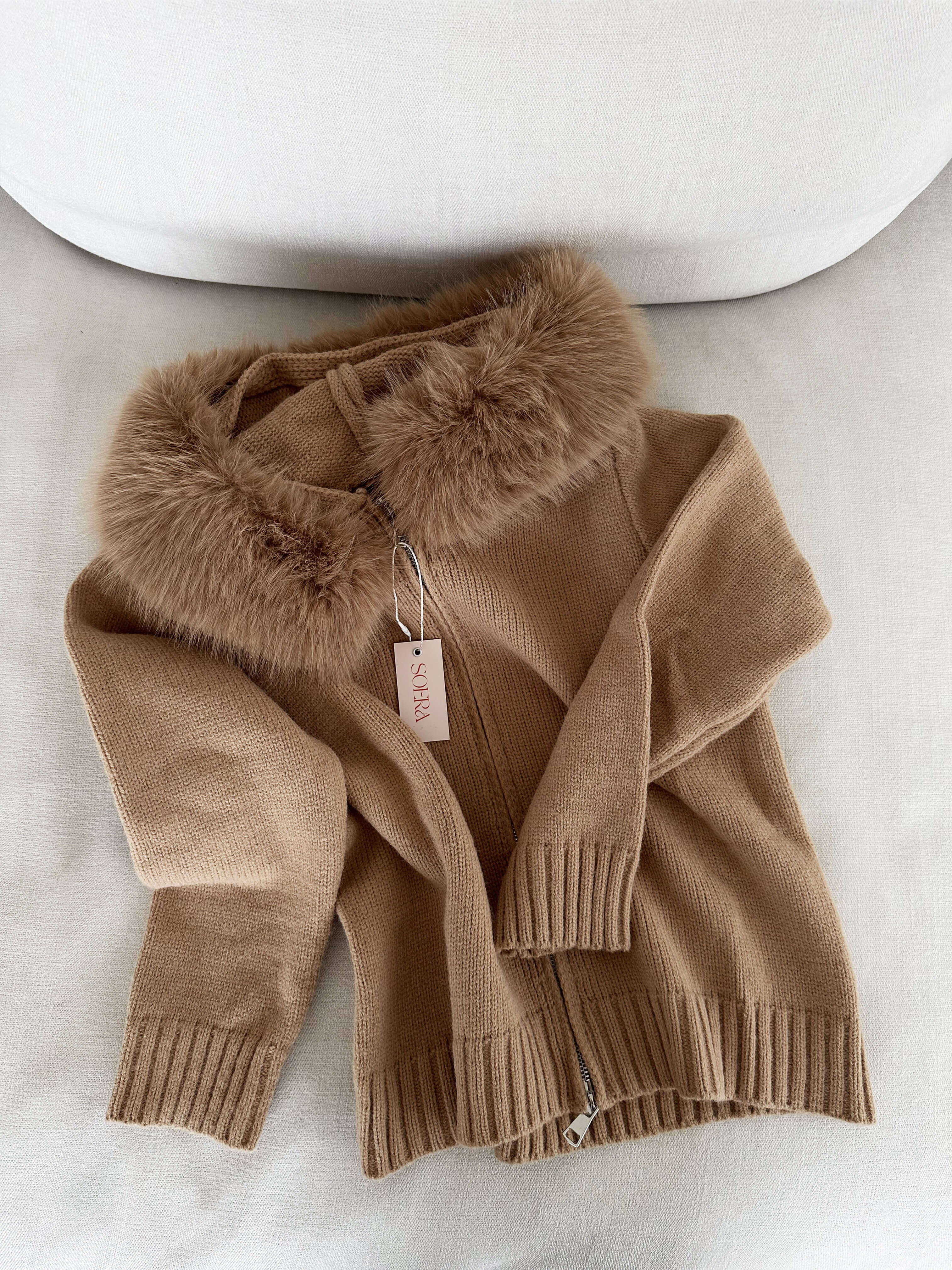 Damen Strickjacke Grau mit Kapuze und Kunstpelz – Warme Winterjacke