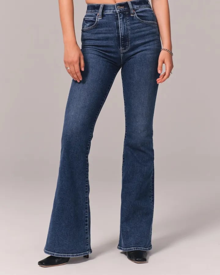 High-Waist Schlagjeans mit Retro-Flair und zeitlosem Schnitt