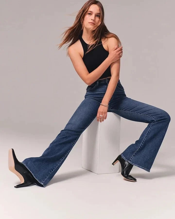 High-Waist Schlagjeans mit Retro-Flair und zeitlosem Schnitt
