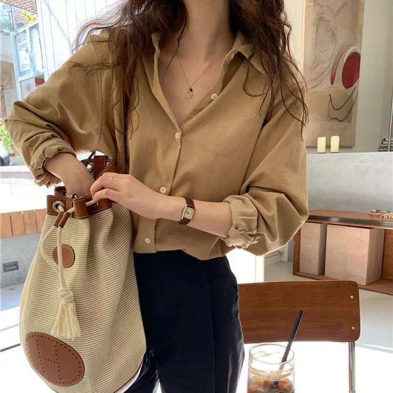 Satin-Style Damenbluse mit Knopfleiste – Elegant, Fließend & Zeitlos
