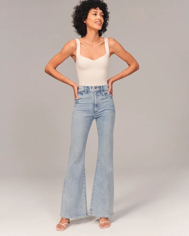 High-Waist Schlagjeans mit Retro-Flair und zeitlosem Schnitt