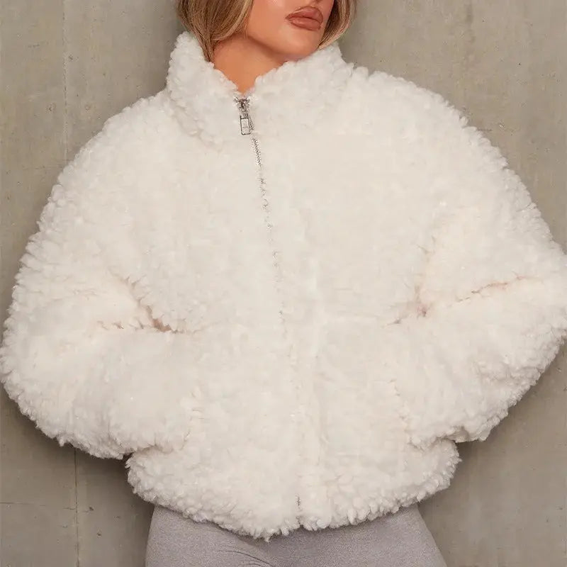Cleo | Kuschelige Teddyjacke in Zimtbraun mit Zipper & Cropped-Schnitt