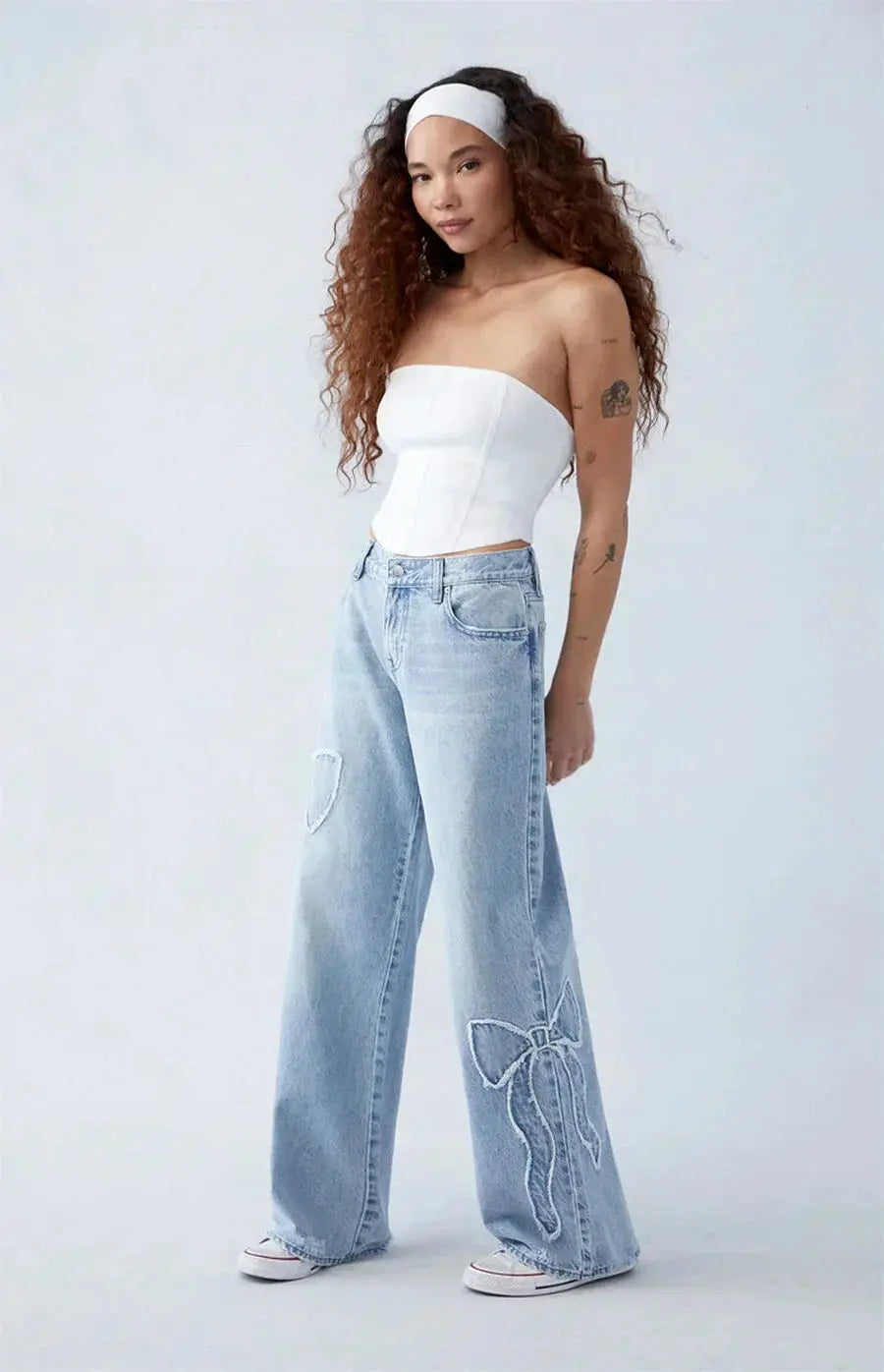 Yasmin | Gerader Schnitt Weit Bein Denim-Jeans mit  Aufnähern