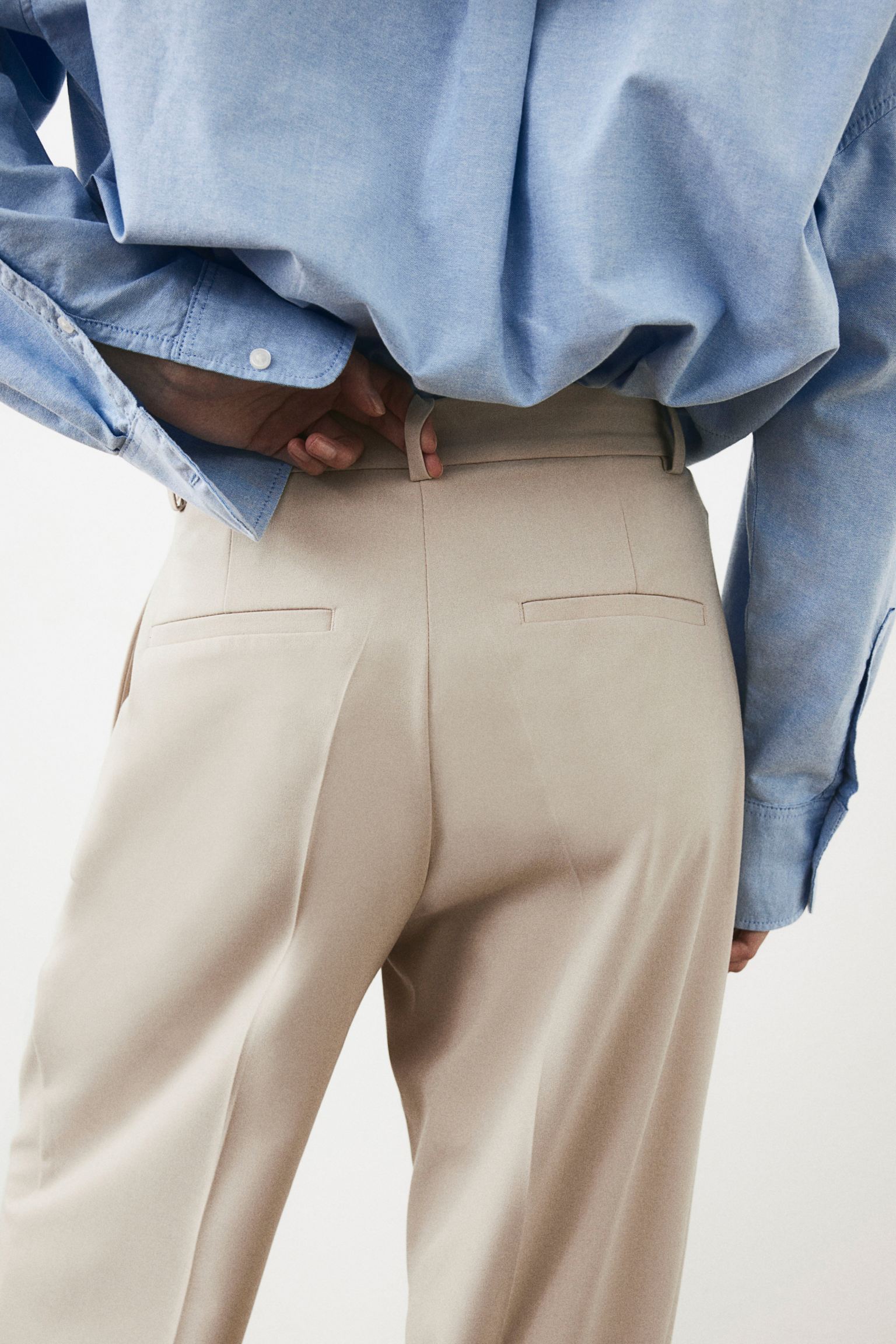 Weite Damenhose mit Bundfalten und geradem Schnitt