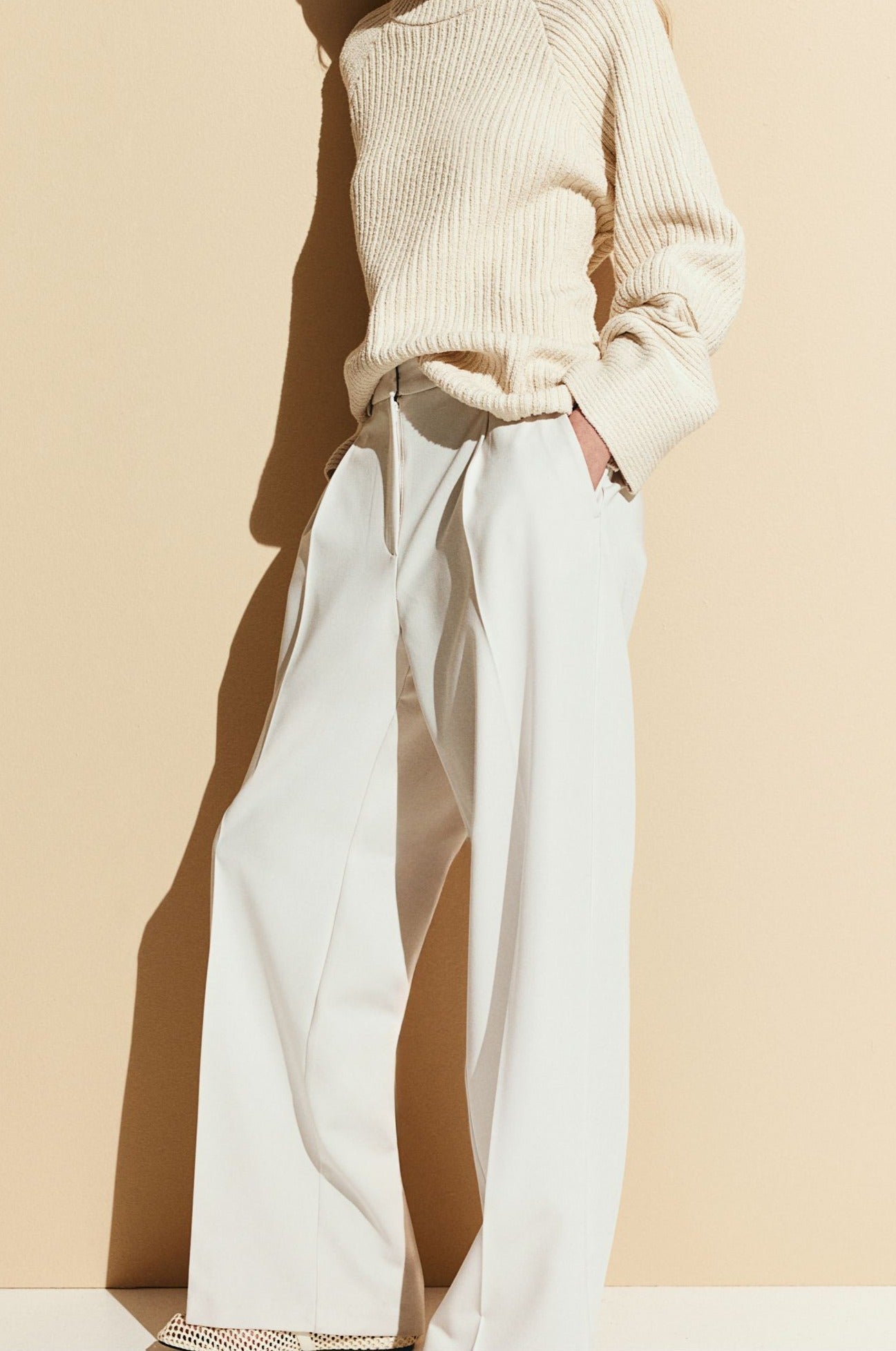 Weite Damenhose mit Bundfalten und geradem Schnitt
